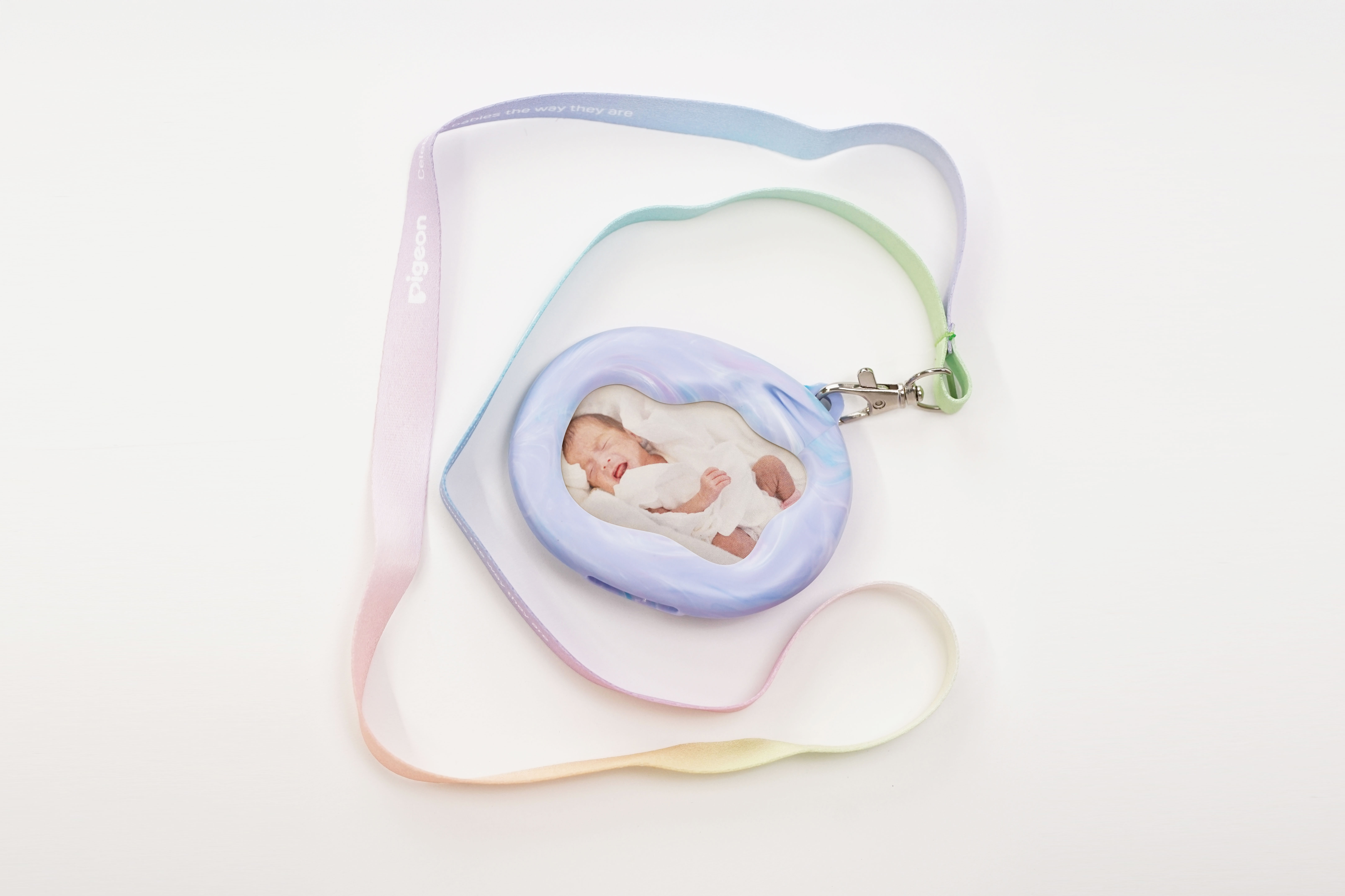 哺乳びんの製造過程で発生したプラスチックからつくる「メダル」。