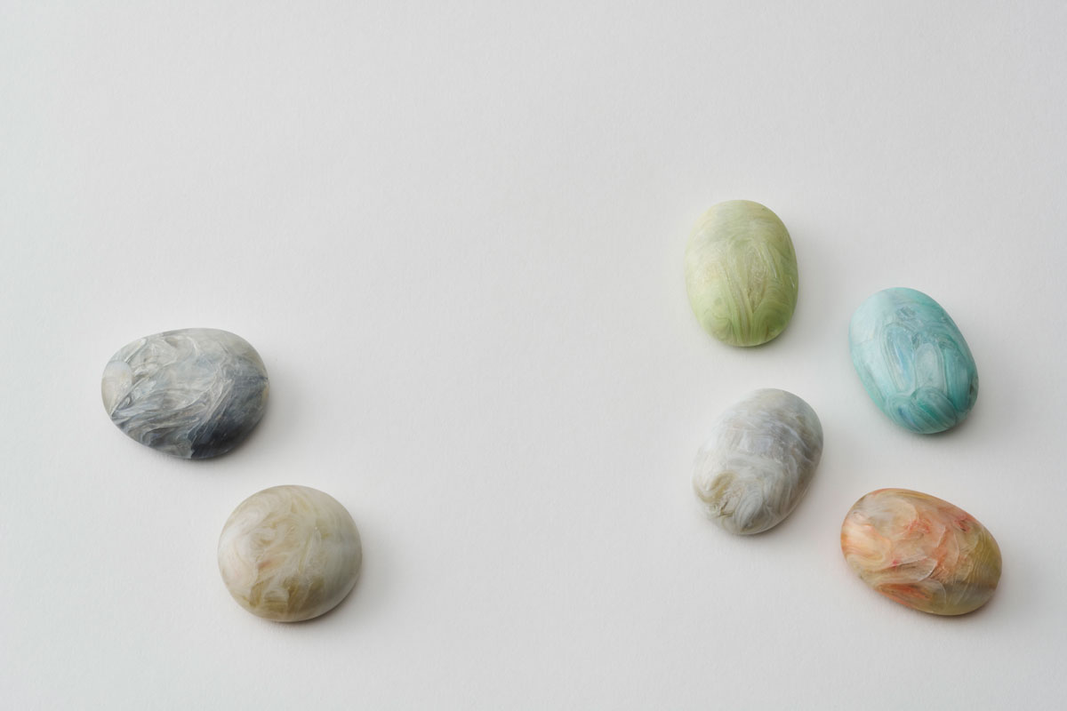 哺乳びんの製造過程で発生したプラスチックからつくられた「マグネット」。